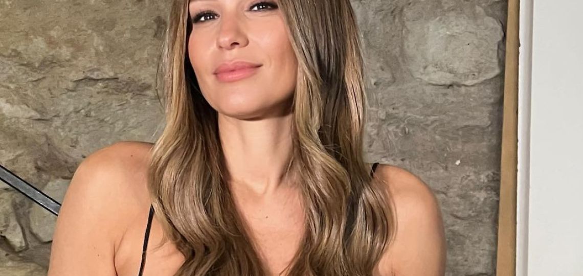 Pampita muestra cómo llevar vestidos con recortes, la tendencia del verano 2025