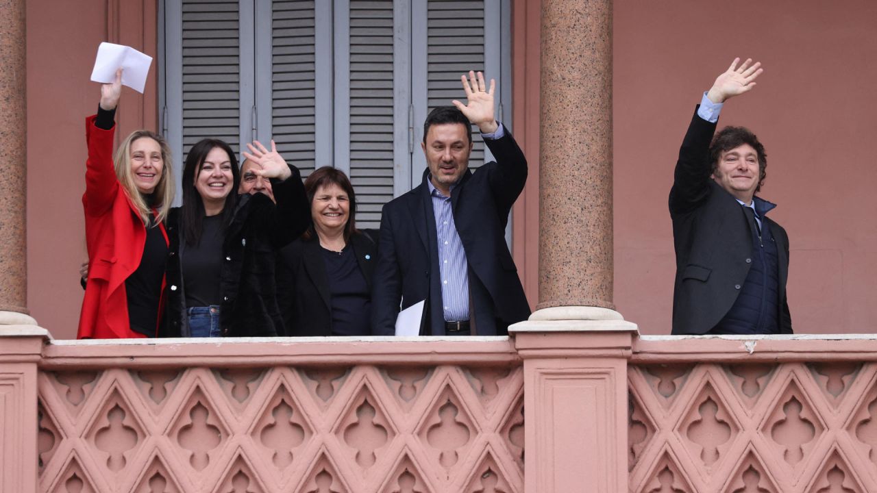 El Presidente Javier Mile saludando junto a los miembros de su gabinete: la Secretaria General de la Presidencia Karina Milei, la Ministra de Capital Humano Sandra Pettovello, el Jefe de Gabinete Guillermo Francos, la Ministra de Seguridad Patricia Bullrich y el Ministro de Defensa Luis Petri, luego de una reunión de gabinete en la Casa Rosada en Buenos Aires. | Foto:Handout / Presidencia argentina / AFP