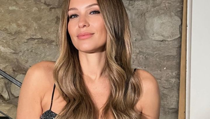 Pampita muestra cómo llevar vestidos con recortes, la tendencia del verano 2025