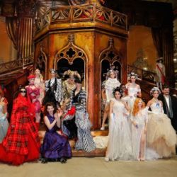 l cierre final del Luxury: Verónica De La Canal, Nuria Bueno, Marcelo Senra, Iara, Jorge Rey, con la participación de Talentos Emprendedores de la Uade. El cierre para el primer desfile del primer día de AR FASHION WEEK.