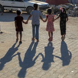 Imagen de niños palestinos jugando cerca de los escombros de un edificio, en la ciudad de Khan Younis, en el sur de la Franja de Gaza. | Foto:Xinhua/Rizek Abdeljawad