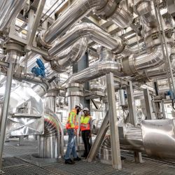 Imagen de trabajadores laborando en el Proyecto de Energía Térmica Solar Concentrada de Redstone cerca de Postmasburg, en la provincia de Cabo Norte, Sudáfrica. El proyecto es una de las plantas de energía renovable más grandes del país. | Foto:Xinhua/Zhang Yudong