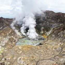La foto muestra el vapor que sale del volcán de White Island en Whakatane después de una erupción volcánica frente a la costa de Whakatane en la Isla Norte. | Foto:Handout / GNS SCIENCE / AFP