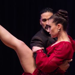 La pareja de concursantes conformada por Cristian Mosler y Ornella Lowenberg baila tango en las rondas clasificatorias en la categoría "Tango Escenario" durante el Campeonato Mundial de Tango de Buenos Aires, en la Usina del Arte. | Foto:Xinhua/Martín Zabala