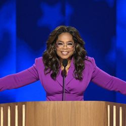 La presentadora y productora de televisión estadounidense Oprah Winfrey habla en el tercer día de la Convención Nacional Demócrata (DNC) en el United Center en Chicago, Illinois. | Foto:Mandel Ngan / AFP