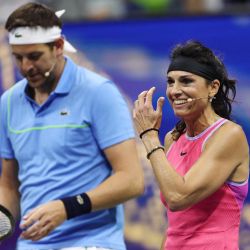 Los ex tenistas profesionales Gabriela Sabatini y Juan Martín del Potro de Argentina juegan contra Caroline Wozniacki de Dinamarca y el ex tenista profesional Andy Roddick de los Estados Unidos durante el partido de exhibición Stars of the Open en el Centro Nacional de Tenis Billie Jean King de la USTA. | Foto:Sarah Stier/Getty Images/AFP