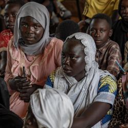 Los niños escuchan durante una clase de verano en una escuela de Birao. Con el apoyo del ACNUR, los refugiados sudaneses pueden asistir a la escuela con sus homólogos centroafricanos, donde ahora deben aprender en francés en lugar de su árabe nativo. Los combates en Sudán, que han matado a decenas de miles de personas y han desplazado a una quinta parte de la población, han continuado sin cesar a pesar de los esfuerzos de mediación en curso. | Foto:Amaury Falt-Brown / AFP