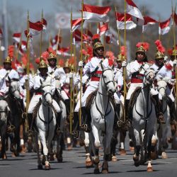 Soldados del Ejército brasileño montan a caballo durante el desfile militar en conmemoración del Día del Soldado, en Brasilia, Brasil. | Foto:Xinhua/Lucio Tavora