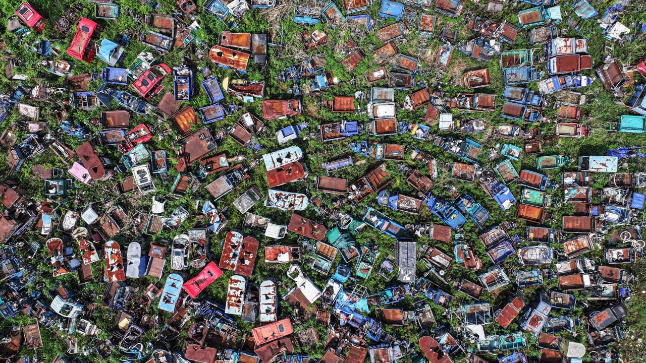 Esta foto muestra una vista aérea de vehículos abandonados que esperan ser desguazados en Nanjing, en la provincia oriental china de Jiangsu. | Foto:AFP