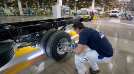 Operario de Volkswagen en pleno trabajo