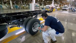 Operario de Volkswagen en pleno trabajo