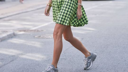 El regreso triunfal de las zapatillas retro: cómo llevarlas y combinarlas con todos los looks