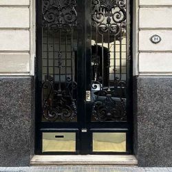 Façade on Pasaje Rivarola.