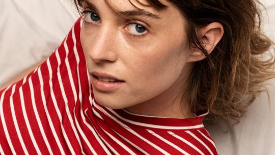 Las camisas con rayas marineras regresan este verano: Descubrí cómo combinarlas de manera clásica