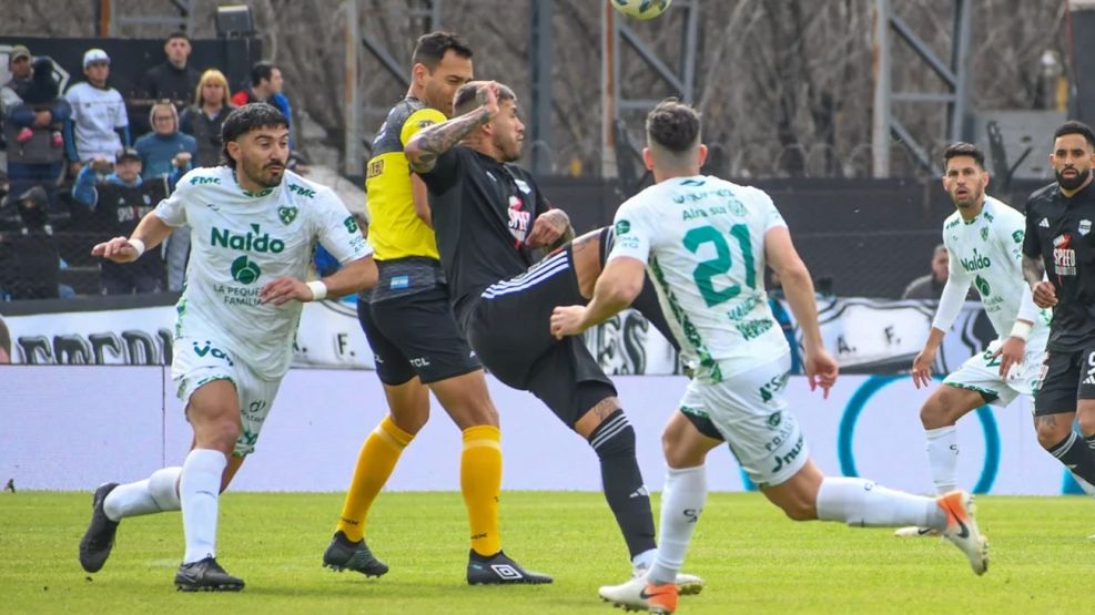 20240824 Riestra defendió una jugada con 12 jugadores contra Sarmiento de Junín