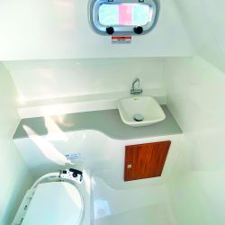 De perfil moderno al mejor estilo sundeck con buen solárium de proa. El fondo de V moderada logra un planeo rápido y sin asiento del casco, correcta plataforma de popa. También, interior simple pero de buena altura interna y baño compartimentado con ducha..