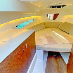 De perfil moderno al mejor estilo sundeck con buen solárium de proa. El fondo de V moderada logra un planeo rápido y sin asiento del casco, correcta plataforma de popa. También, interior simple pero de buena altura interna y baño compartimentado con ducha..
