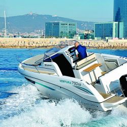 De perfil moderno al mejor estilo sundeck con buen solárium de proa. El fondo de V moderada logra un planeo rápido y sin asiento del casco, correcta plataforma de popa. También, interior simple pero de buena altura interna y baño compartimentado con ducha..