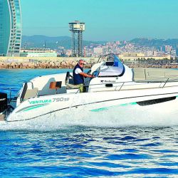 De perfil moderno al mejor estilo sundeck con buen solárium de proa. El fondo de V moderada logra un planeo rápido y sin asiento del casco, correcta plataforma de popa. También, interior simple pero de buena altura interna y baño compartimentado con ducha..