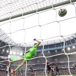 El arquero inglés del Everton Jordan Pickford se lanza pero concede el gol inicial del mediocampista maliense Yves Bissouma del Tottenham Hotspur durante el partido de fútbol de la Premier League inglesa entre el Tottenham Hotspur y el Everton en el Tottenham Hotspur Stadium en Londres. | Foto:HENRY NICHOLLS / AFP