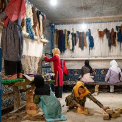 En esta fotografía mujeres tejen alfombras en una fábrica de alfombras en Kabul. Afganistán. | Foto:WAKIL KOHSAR / AFP