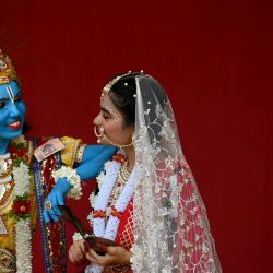 Estudiantes universitarios se visten como las deidades hindúes Krishna y Radha, antes del festival Janmashtami, en Chennai, India. | Foto:R. Satish Babu / AFP