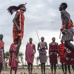 Imagen de aldeanos masái interpretando la danza tradicional en una aldea en la Reserva Nacional Masái Mara, en Narok, Kenia. Los masái, una de las principales tribus de Kenia, se encuentran principalmente dispersos en las partes sur y suroeste fronterizas con Tanzania. La tribu todavía vive de manera nómada. | Foto:Xinhua/Wang Guansen