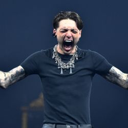 La cantante mexicana Peso Pluma se presenta en el Intuit Dome en Inglewood, California. | Foto:VALERIE MACON / AFP