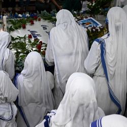 Las monjas de las Misioneras de la Caridad asisten a una oración especial para conmemorar el 114 aniversario del nacimiento de la Madre Teresa en su tumba en la casa madre en Calcuta, India. | Foto:DIBYANGSHU SARKAR / AFP