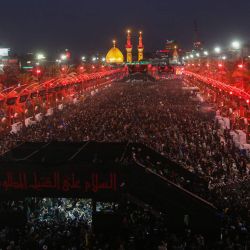 Los devotos musulmanes chiítas se reúnen entre los santuarios del imán Abu Al-Fadl Al-Abbas y el imán Hussein en la ciudad sagrada de Karbala, en el centro de Irak, durante las conmemoraciones de Arbaeen que marcan el final del período de luto de 40 días por el asesinato en el siglo VII del nieto del profeta Mahoma, el imán Hussein Bin Ali. | Foto:Mohammed Sawaf / AFP