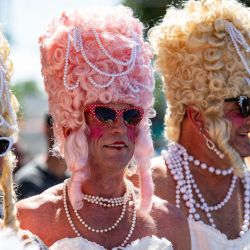 Los participantes del desfile disfrazados recorren Commercial Street durante el 46.º Carnaval anual de Provincetown en Provincetown, Massachusetts. El evento fue creado en 1978 por el Provincetown Business Guild. | Foto:Joseph Prezioso / AFP