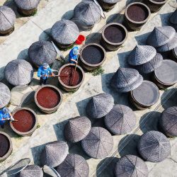 Los trabajadores elaboran salsas de soja en una aldea de Rugao, en la provincia oriental china de Jiangsu. | Foto:AFP