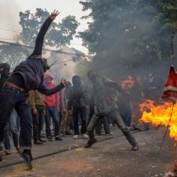 Manifestantes lanzan piedras a la policía frente al Parlamento en Bandung, Java Occidental, Indonesia, durante una protesta contra una medida para revertir la decisión del Tribunal Constitucional que modifica las reglas de elegibilidad de los candidatos en una elección clave a finales de este año. | Foto:TIMUR MATAHARI / AFP
