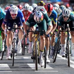 Wout van Aert (centro), del equipo Visma, se esfuerza para cruzar la meta en primer lugar y ganar la séptima etapa de la Vuelta a España, una carrera de 180,5 km entre Archidona y Córdoba. | Foto:CRISTINA QUICLER / AFP