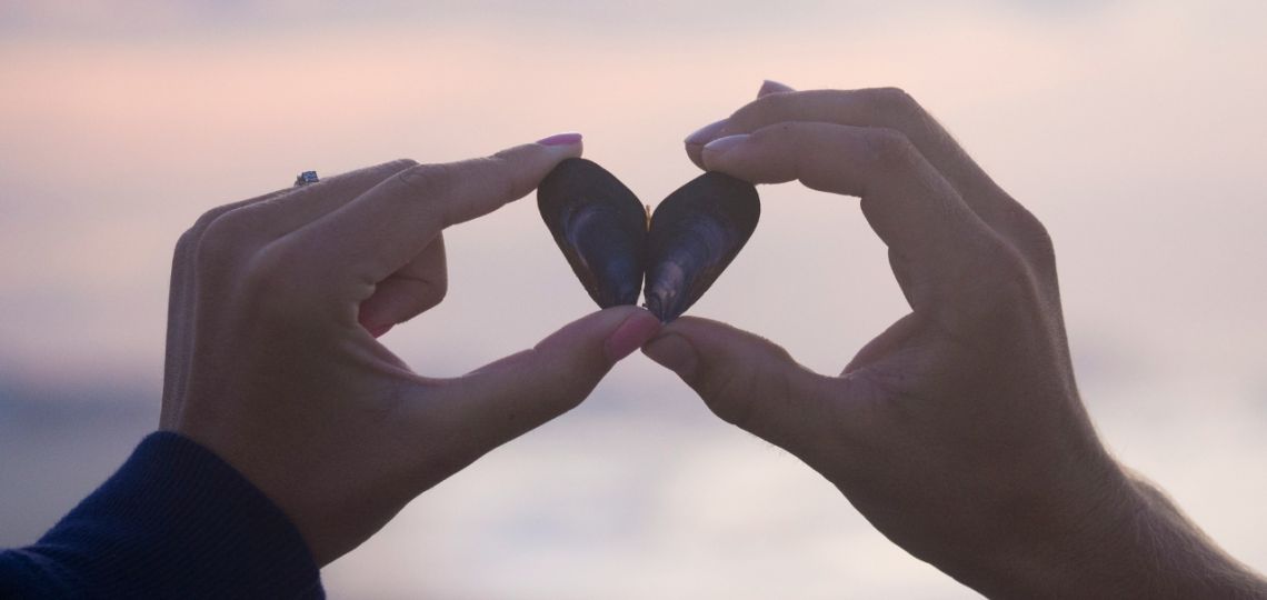 Piedras preciosas y su conexión con la astrología: cómo utilizarlas para atraer el amor