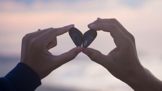 Piedras preciosas y su conexión con la astrología: cómo utilizarlas para atraer el amor