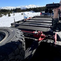 A través de los desarrollos personalizados de off road de 4M Overland se puede equipar la camioneta con accesorios a medida.