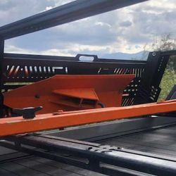 A través de los desarrollos personalizados de off road de 4M Overland se puede equipar la camioneta con accesorios a medida.