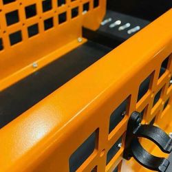 A través de los desarrollos personalizados de off road de 4M Overland se puede equipar la camioneta con accesorios a medida.