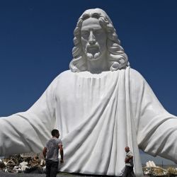 Esta fotografía muestra el busto de Jesucristo, parte de una escultura gigante del escultor armenio Armen Samvelyane, que tendrá una altura de 33 metros en un taller en Ereván. La estatua de Jesucristo se erigirá en el monte Hatis, a unos 30 kilómetros de Ereván, desde donde será visible, dijo el escultor, que ha estado trabajando en el proyecto durante dos años. | Foto:KAREN MINASYAN / AFP