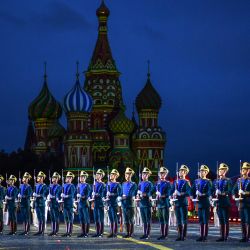 Imagen de soldados de la guardia de honor rusa presentándose durante el Festival Internacional de Música Militar "Torre Spasskaya", en Moscú, Rusia. El 16º Festival Internacional de Música Militar "Torre Spasskaya" comenzó en Moscú y durará hasta el 1 de septiembre. | Foto:Xinhua/Cao Yang