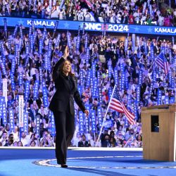 La vicepresidenta de Estados Unidos y candidata presidencial demócrata para 2024, Kamala Harris, saluda al llegar al escenario para hablar en el cuarto y último día de la Convención Nacional Demócrata (DNC, por sus siglas en inglés) en el United Center en Chicago, Illinois. | Foto:Robyn Beck / AFP