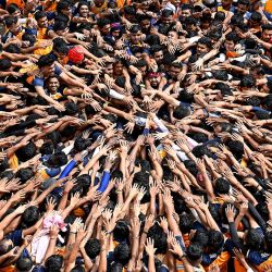 Los devotos hindúes se preparan para formar una pirámide humana durante las celebraciones para conmemorar el festival Krishna Janmashtami en Mumbai, India. | Foto:SUJIT JAISWAL / AFP