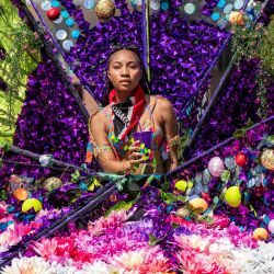 Los participantes disfrazados marchan durante el desfile anual número 51 de la Asociación del Carnaval Caribeño-Americano de Boston, en Boston, Massachusetts. | Foto:Joseph Prezioso / AFP