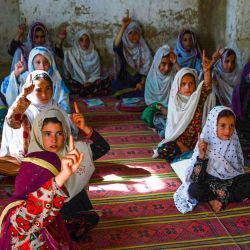 Niñas afganas asisten a una clase en una escuela en el distrito de Sangin, en la provincia de Helmand. | Foto:WAKIL KOHSAR / AFP