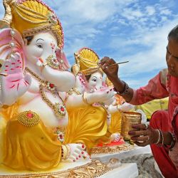 Un artesano pinta un ídolo de la deidad hindú Ganesha en un taller antes del festival Ganesh Chaturthi, en Amritsar, India. | Foto:Narinder Nanu / AFP