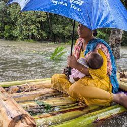 Una mujer y su hijo atraviesan las aguas de la inundación en Feni. Las inundaciones provocadas por las lluvias torrenciales han anegado una franja de las zonas bajas de Bangladesh, según informaron los responsables de la gestión de desastres, lo que se suma a los desafíos que enfrenta el nuevo gobierno tras semanas de agitación política. | Foto:Zakir Hossain Chowdhury / AFP