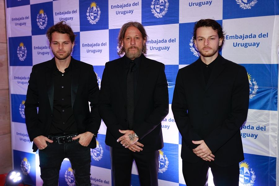 Federico Bonomi y sus hijos en la embajada de Uruguay en Buenos Aires.