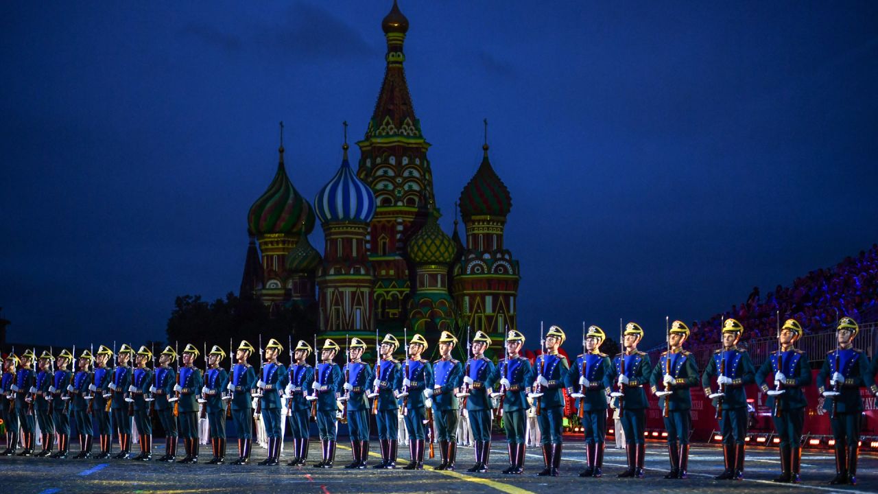 Imagen de soldados de la guardia de honor rusa presentándose durante el Festival Internacional de Música Militar "Torre Spasskaya", en Moscú, Rusia. El 16º Festival Internacional de Música Militar "Torre Spasskaya" comenzó en Moscú y durará hasta el 1 de septiembre. | Foto:Xinhua/Cao Yang