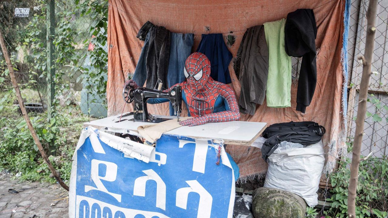 Un hombre vestido con un disfraz de Spiderman y conocido como Ethio-Spiderman opera una máquina de coser en un puesto al aire libre en Adís Abeba. Ethio-Spiderman se ha convertido en una sensación de Internet en Etiopía, con videos virales de TikTok que inspiran a la gente de Adís Abeba y otros lugares a participar en el servicio comunitario y generar un impacto positivo. | Foto:Amanuel Sileshi / AFP